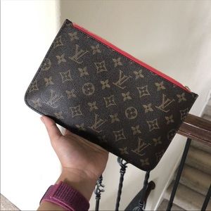 Louis Vuitton neverfull wristlet